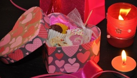 Спечелете кутийка сърчице с 6 бр. луксозни бонбони