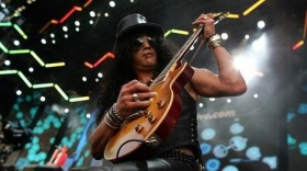 СПЕЧЕЛИ двоен билет за концерта на SLASH 