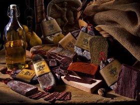 Включете се в играта на Стария Месар и спечелете подаръчен комплект или колбасорезачка