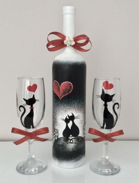 Спечелете комплект вино с 2 чаши "Влюбени котки"